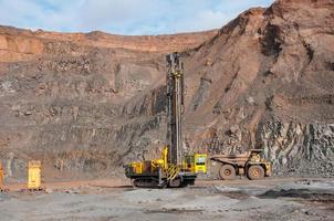 I dumper da miniera a cielo aperto guidano da soli l'area industriale della cava di minerale di ferro foto