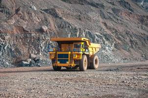 I dumper da miniera a cielo aperto guidano da soli l'area industriale della cava di minerale di ferro foto