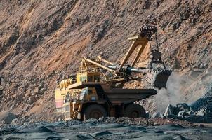 I dumper da miniera a cielo aperto guidano da soli l'area industriale della cava di minerale di ferro foto