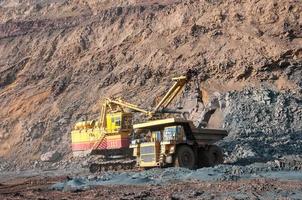 I dumper da miniera a cielo aperto guidano da soli l'area industriale della cava di minerale di ferro foto