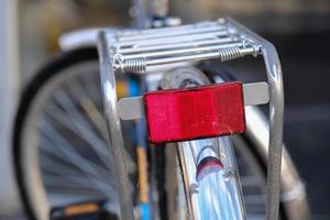 catarifrangente rosso posteriore di una bicicletta da città vista in primo piano foto