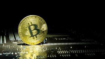 mining bitcoin moneta d'oro con spazio copia, btc crypto valuta denaro digitale concept foto