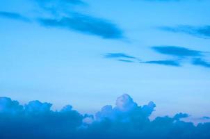 cielo blu e bianco nuvola colorata cielo ampio e sfumatura e struttura nuvola bianca e sporco astratto a strisce foto