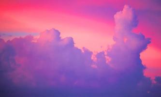 cielo viola e nuvole bianche colorate cielo ampio e gradiente e texture nuvola bianca e sporco astratto a strisce foto