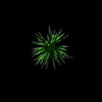 i fuochi d'artificio verdi scoppiano nell'aria illuminano il cielo con uno spettacolo abbagliante e colorati festival di fuochi d'artificio su fondo nero. foto