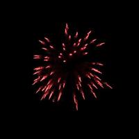 fuochi d'artificio rosso scuro scoppiano nell'aria illuminano il cielo con uno spettacolo abbagliante e colorati festival di fuochi d'artificio su fondo nero. foto