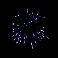 i fuochi d'artificio azzurri scoppiano nell'aria illuminano il cielo con uno spettacolo abbagliante e colorati festival di fuochi d'artificio su fondo nero. foto