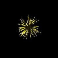 i fuochi d'artificio verdi scoppiano nell'aria illuminano il cielo con uno spettacolo abbagliante e colorati festival di fuochi d'artificio su fondo nero. foto
