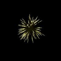 i fuochi d'artificio arancioni scoppiano nell'aria illuminano il cielo con uno spettacolo abbagliante e colorati festival di fuochi d'artificio su fondo nero. foto