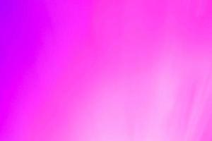 luce al neon viola chiaro neon astratto riflesso luminoso dell'obiettivo colorato su sfondo nero.sfondo futuristico astratto scuro e neon foto