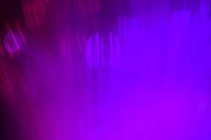 luce al neon viola chiaro neon astratto riflesso luminoso dell'obiettivo colorato su sfondo nero.sfondo futuristico astratto scuro e neon foto
