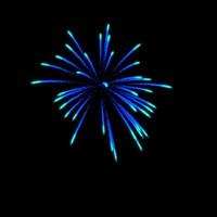 i fuochi d'artificio azzurri scoppiano nell'aria illuminano il cielo con uno spettacolo abbagliante e colorati festival di fuochi d'artificio su fondo nero. foto