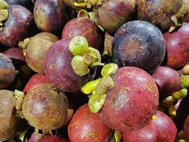 frutta fresca viola scuro e ricca di antiossidanti, vitamine e fibre su menta trendy. foto