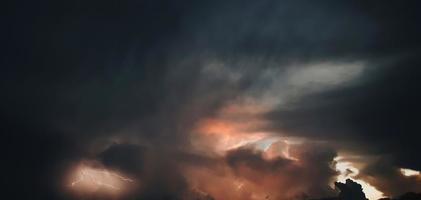 bellissimo ambiente al tramonto con un grande sole giallo e arancione nelle colline della superficie del cielo. foto