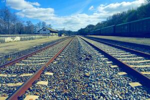 ferrovia blu cielo bella strada e modi in collina e strada di montagna strada dei prati la sera. foto