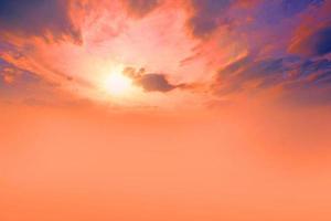 tramonto e nuvola arancione e cielo blu dell'alba con effetto di movimento delle linee orizzontali della nuvola sullo sfondo del sole. foto