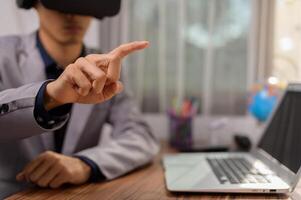 l'uomo d'affari sta usando gli occhiali vr per lavorare. mondo virtuale. foto