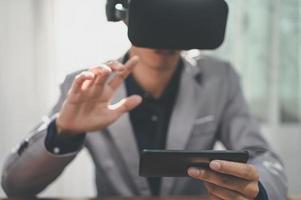 uomini d'affari utilizzano smartphone con occhiali per realtà virtuale nel mondo online del metaverso virtuale. foto