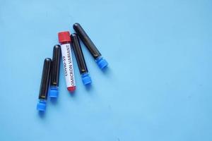 provetta per analisi del sangue del virus corona variante omicron su sfondo blu foto