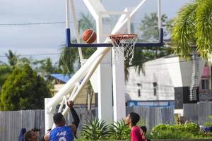 Sorong, Papua Occidentale, Indonesia, 28 novembre 2021. Le attività nella piazza della città di Aimas la domenica mattina. persone che giocano a basket foto