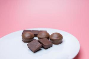 San Valentino cioccolato fondente su sfondo rosa, tema San Valentino foto