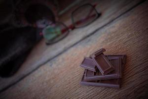 San Valentino cioccolato fondente su fondo in legno vecchio foto