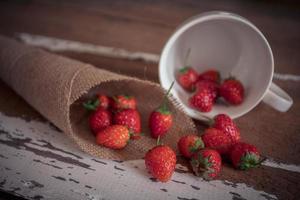 fragola su fondo in legno vecchio, tema amore e san valentino foto