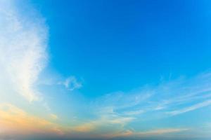 il cielo è bello quando il sole sorge al mattino. sfondo del paesaggio naturale foto