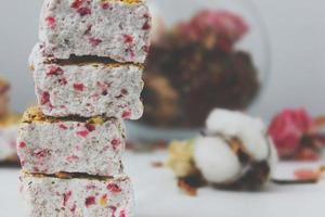 una pila di torrone fatto in casa con pezzi di frutta sul tavolo. lavoro a casa. foto orizzontale.