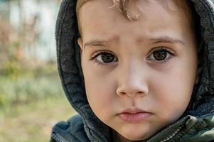 bambino con una faccia triste ritratto foto