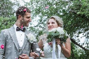 sposi alla cerimonia di nozze. congratulazioni degli ospiti. doccia con petali di rosa. messa a fuoco selettiva. grana della pellicola. foto