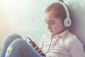 ragazza che ascolta musica con le cuffie nella stanza foto