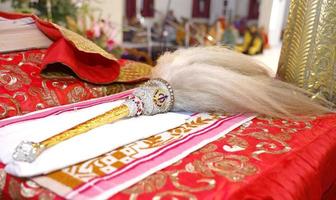 ventaglio per adorare il guru granth sahib all'interno di un gurudwara con manico dorato e simbolo sikh foto