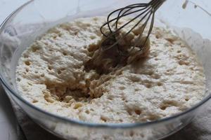 impasto con una frusta in una grande ciotola di vetro. Torta fatta in casa. concetto di compiti a casa durante il periodo di quarantena. foto