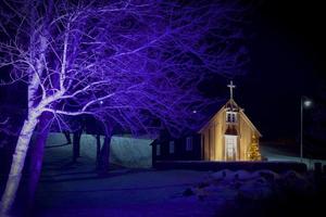 la vecchia chiesa nella parte più antica della città di Akureyri, capitale dell'Islanda settentrionale foto