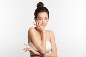 bella giovane donna asiatica con pelle fresca e pulita su sfondo bianco, cura del viso, trattamento viso, cosmetologia, bellezza e spa, ritratto di donne asiatiche. foto