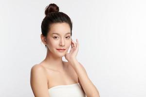 bella giovane donna asiatica con pelle fresca e pulita su sfondo bianco, cura del viso, trattamento viso, cosmetologia, bellezza e spa, ritratto di donne asiatiche. foto