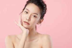 bella giovane donna asiatica con pelle fresca e pulita su sfondo rosa, cura del viso, trattamento viso, cosmetologia, bellezza e spa, ritratto di donne asiatiche. foto