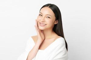 bella giovane donna asiatica con pelle fresca e pulita su sfondo bianco, cura del viso, trattamento viso, cosmetologia, bellezza e spa, ritratto di donne asiatiche. foto