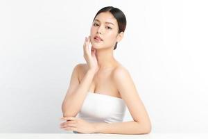 bella giovane donna asiatica con pelle fresca e pulita su sfondo bianco, cura del viso, trattamento viso, cosmetologia, bellezza e spa, ritratto di donne asiatiche. foto