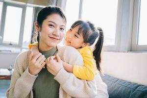 madre e figlia asiatiche a casa insieme
