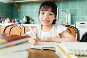 bambino asiatico che studia a casa foto