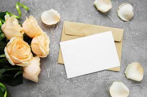 rose gialle e biglietto di auguri foto