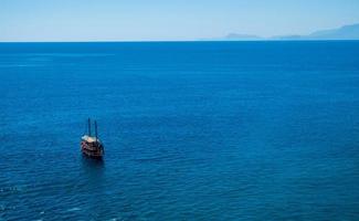 traghetto sullo sfondo del mare oceano blu acqua in calma e gite in barca viaggi foto