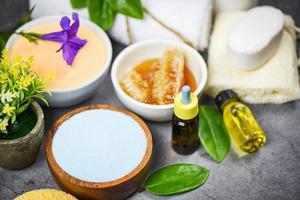 prodotti per il bagno naturali miele sapone erbe spa aromaterapia - set prodotti cura naturale del corpo erboristeria dermatologia cosmetica igiene per bellezza cura della pelle igiene personale sale scrub oggetti foto