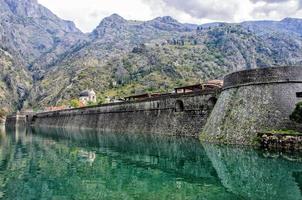 fortificazione delle mura della città di kotor, montenegro