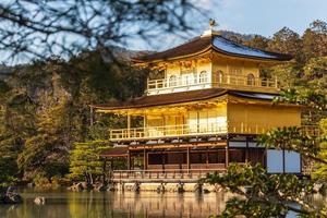 tempio kinkakuji tempio rokuon-ji. padiglione d'oro a kyoto, giappone. vista teleobiettivo foto
