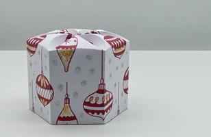 scatola regalo di natale, oggetto decorativo festivo con spazio per i tuoi saluti. foto