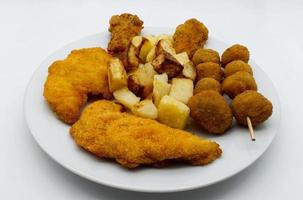 fritto misto di pollo con deliziose patate al forno e olive ascolane foto
