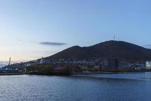 paesaggio urbano con vista sul lago e sulle montagne. petropavlovsk-kamchatsky foto